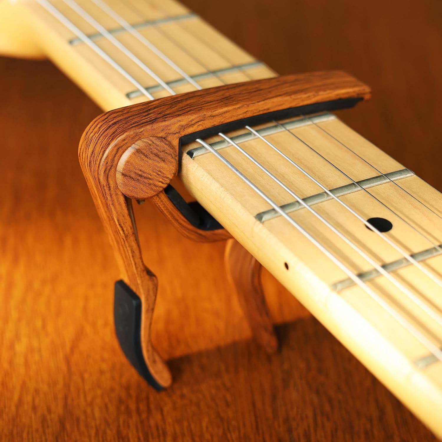Wingo Guitar Capo with 5 Picks, Rosewood - Size reference